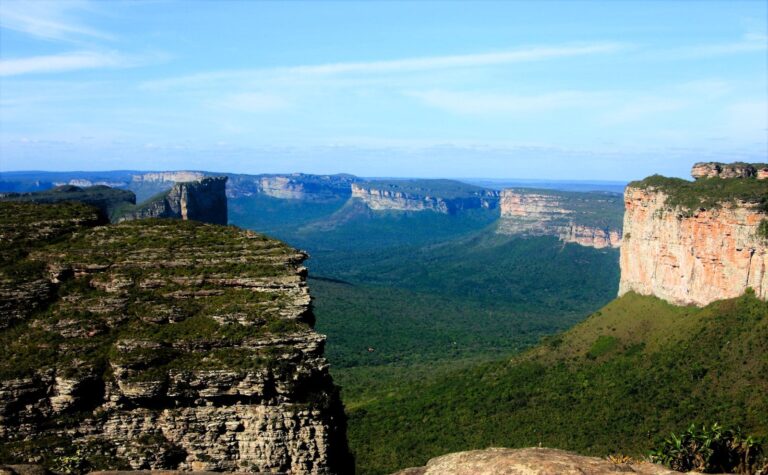 Foto da Chapada diamantina com formações montanhosas e de chapada